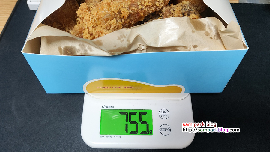 주방 저울로 측정한 바삭한 하루 치킨 무게 755g 확인 사진 및 7호 닭 사이즈 비교