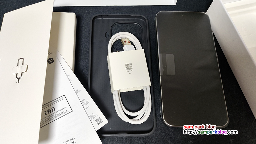 오미 15T PRO 스마트폰 본체, 기본 케이스, USB A to C 케이블, 보증서, 유심핀 등 언박싱 전체 구성품