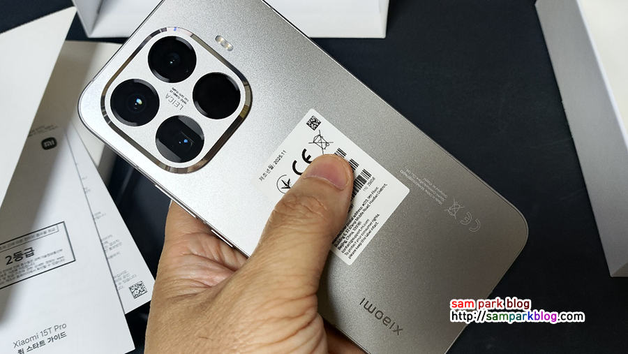 라이카(LEICA) 로고가 새겨진 샤오미 15T PRO 그레이 색상 알루미늄 후면 디자인