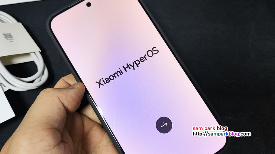 샤오미 15T PRO 전원을 켜고 부팅되어 화면에 나타난 샤오미 하이퍼OS 3 (HyperOS 3) 로고