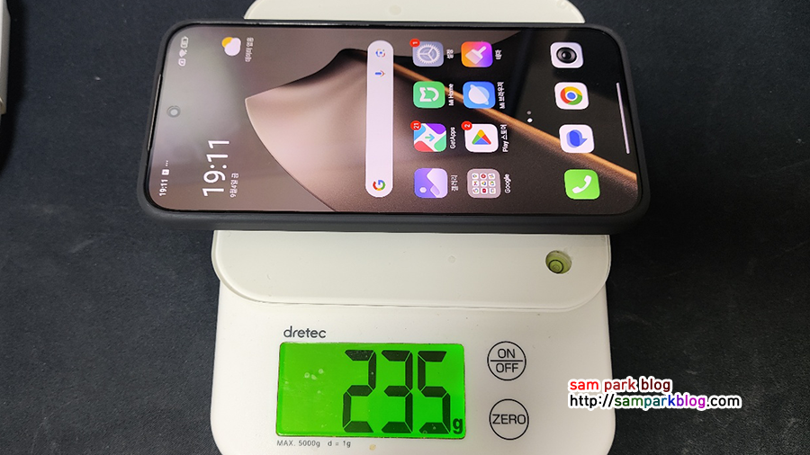 전자저울에 올린 샤오미 15T PRO 스마트폰의 무게가 235g으로 측정된 화면