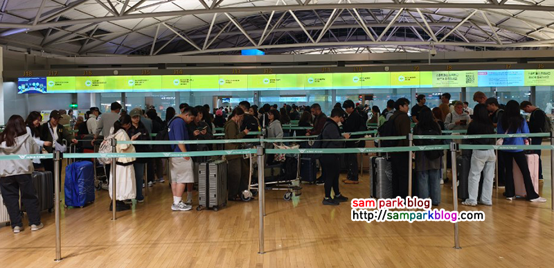 인천공항 체크인 카운터에서 스쿠트항공 TR873편 탑승 수속을 진행하는 모습